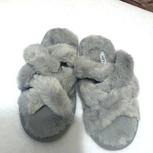 Women’s slippers, size 5-6, gray